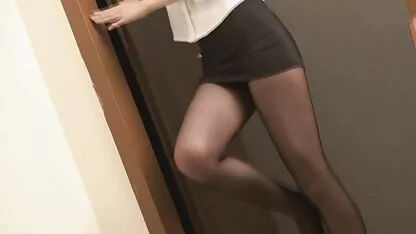 Meisje met harige kut die op nederlands porno gratis camera poseert