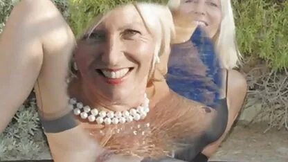 Twee Russische vriendin die Groepseks had met een vriend op de keukentafel. nederlandse live porno