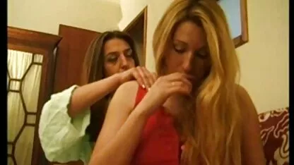De dochter van de buren pijpt op nederlandse porno tube de trap.
