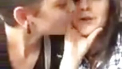 Stiefmoeder geeft nederlandse sexfilms gratis een jong stel seksles.